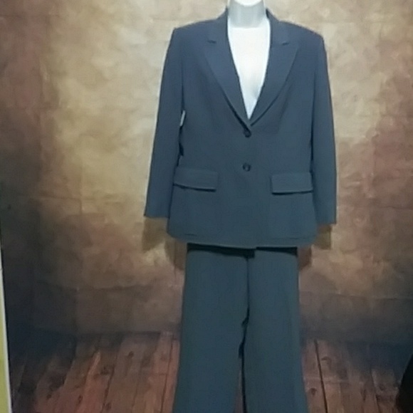 Tahari - Picture 2 of 3